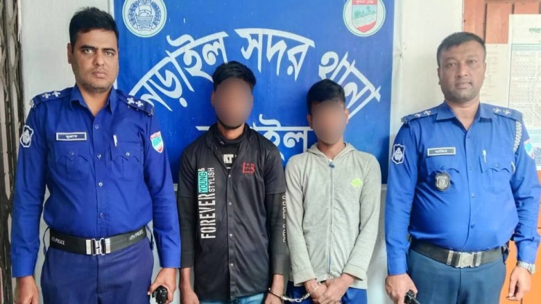 নড়াইল সদর থানা পুলিশের অভিযানে চোরাই ২৫টি মোবাইল ফোনসহ দুইজন