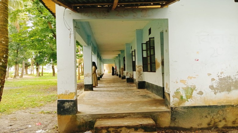 মনপুরায় হাজীর হাট হোসাইনিয়া আলিম মাদ্রাসায় শ্রেণীকক্ষ দখল কর