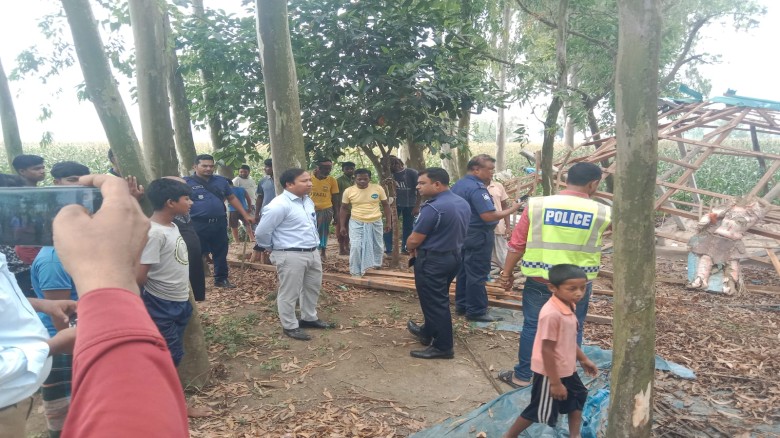 বীরগঞ্জে বাড়িঘর, শ্মশানকালী মন্দির ও মূর্তি ভাঙচুর, অগ্নিসং