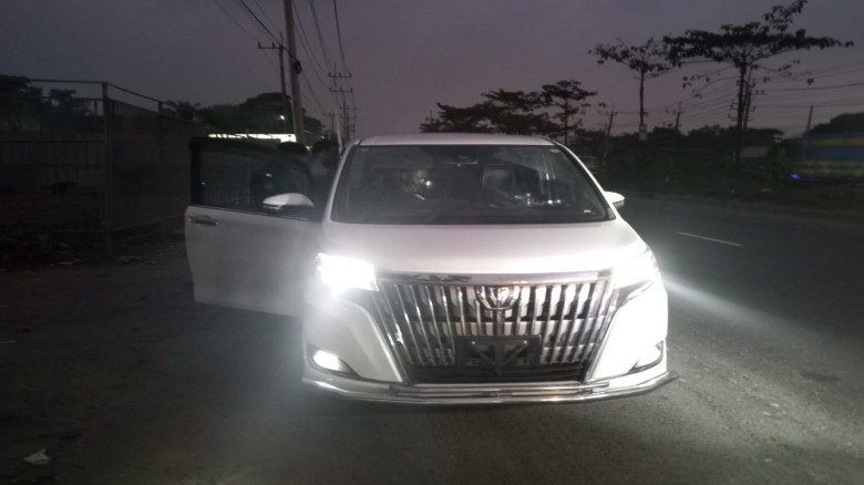 চট্টগ্রামে ছিনতাইকৃত নোহা গাড়ি উদ্ধার, পালিয়েছে ছিনতাইকারীরা