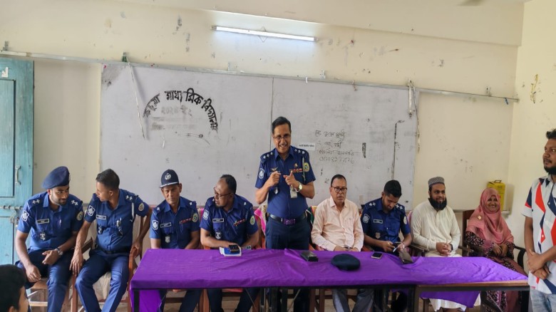 ঝালকাঠির কাঠালিয়ায় পুলিশ কর্মকর্তার শিক্ষার্থীদের মাঝে নৈতিক
