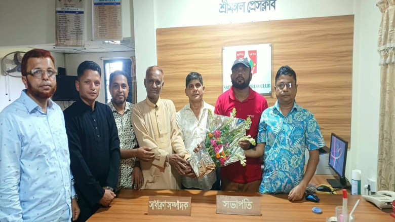 শ্রীমঙ্গল প্রেসক্লাব অন্তর্বর্তীকালীন কমিটির নেতৃবৃন্দকে ফুল