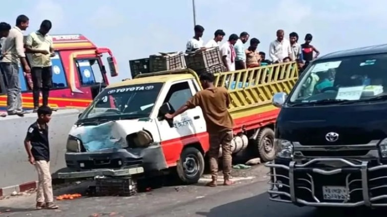 কর্ণফুলীতে পিকআপভ্যানের ধাক্কায় স্কুল শিক্ষক ও তাঁর বাবা নিহ