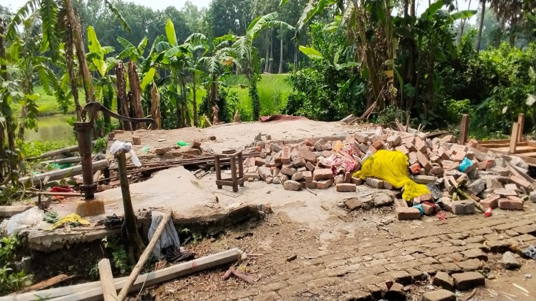 কালীগঞ্জে বসত বাড়ীতে হামলা করে স্বর্ণালংকারসহ ২৫ লাখ টাকার মালামাল লুট