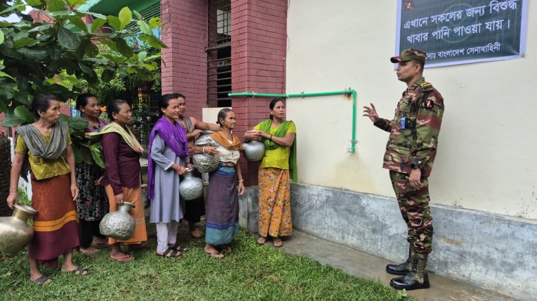 পাহাড়ে স্বস্তির ধারা: সেনাবাহিনীর উদ্যোগে সুপেয় পানি পেল পান