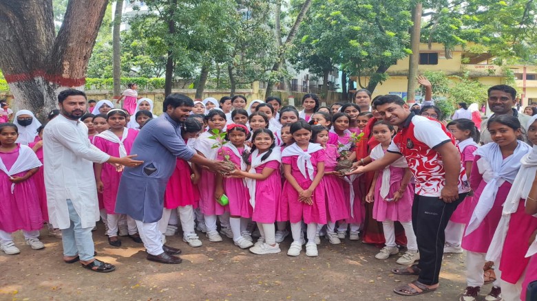 রাজশাহী বহুমুখী বালিকা উচ্চ বিদ্যালয়ে বৃক্ষরোপণ কর্মসূচি অনু