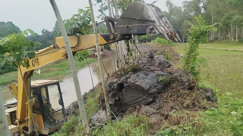 গাইবান্ধায় কাগজে-কলমে ৫৯ শ্রমিক, বাস্তবে ভেকু দিয়ে চলছে খাল 