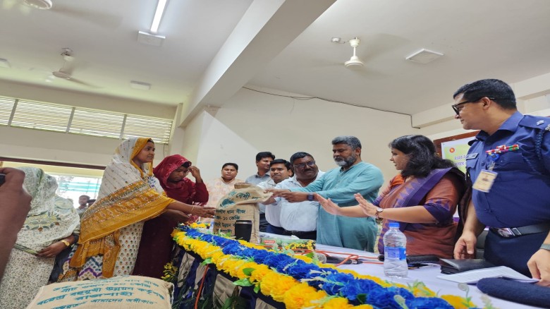 বদলগাছীতে  প্রান্তিক কৃষকদের   মাঝে বিনামূল্যে বীজ-সার ও কৃষ